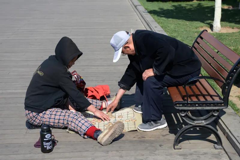 街头偶遇老人摔倒，扶不扶这事儿真让人纠结。

之前有新闻，小伙好心扶老人反被讹，