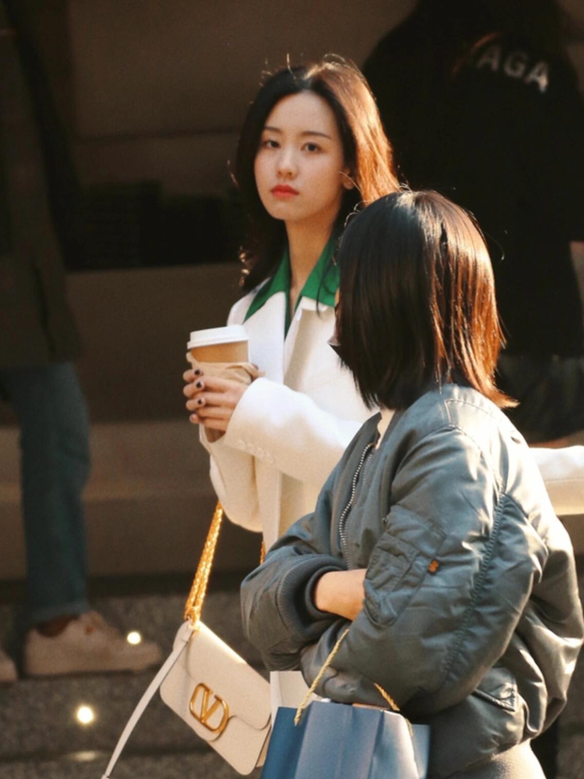 陈都灵 早年被上海街头摄影师抓拍的照片 