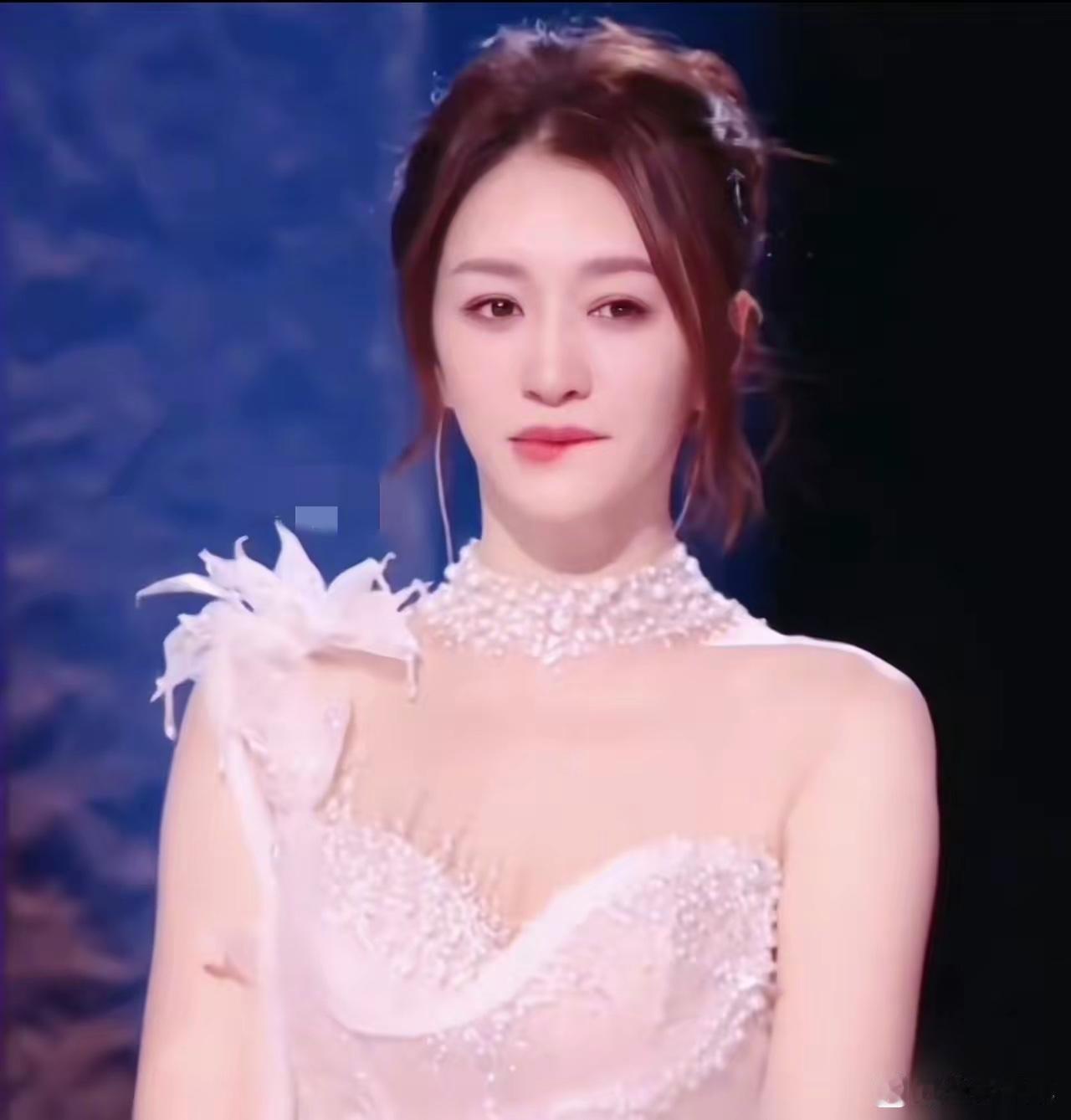 一向不擅长表达的李小冉突然高调表白，不过这次不是对谢娜，而是对队友李心洁！作为这