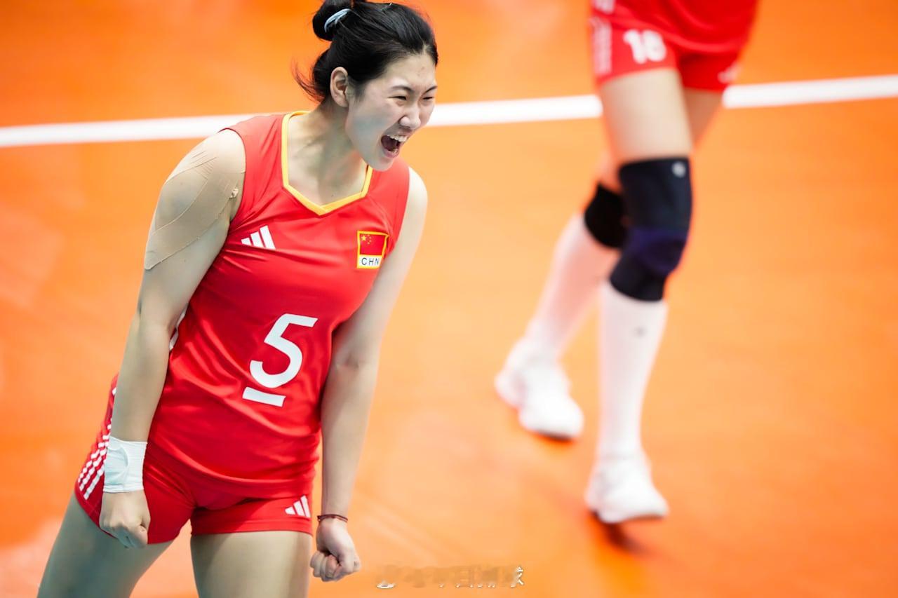 【2025U21女排世锦赛 小组赛：中国队3-0美国队】北京时间12日中午，印度