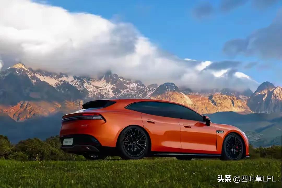 启境GT7集齐华为乾崑十大核心智能技术，在智能座舱、智慧底盘、数字灯光及三电系统