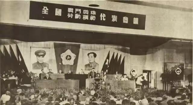 1950年，68名战斗英雄参加完表彰大会，在下火车时，却遭到200多名土匪的袭击