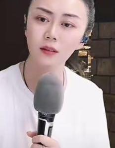张常宁说，原地踏步也是一种进步。
这话一出，很多人听不懂，觉得她在给自己找台阶下
