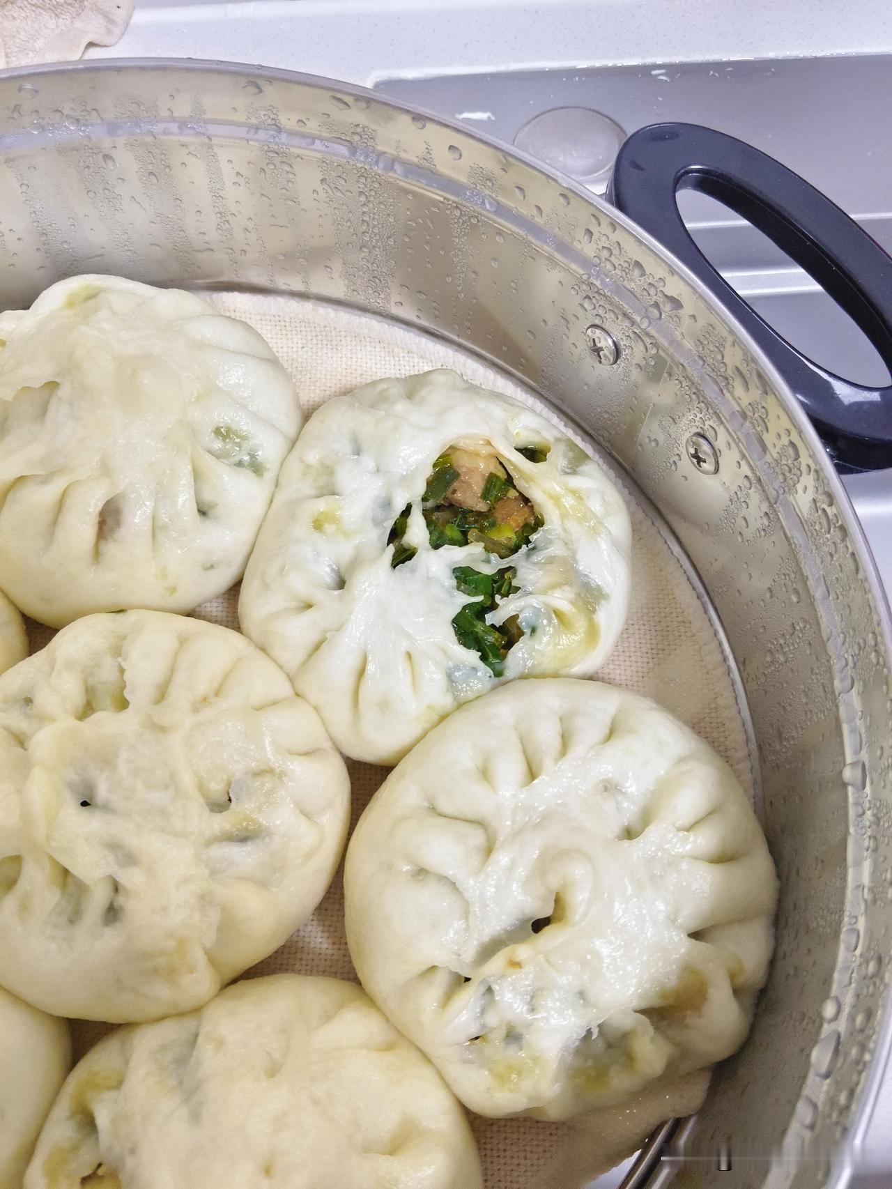 这些韭菜猪肉粉条包子，有四个是我包的，能猜出来吗？
它们四个，两个叫开口笑，一个