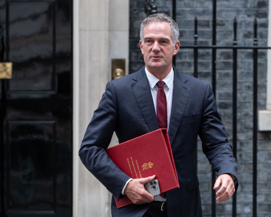 在英国防长断然否认曾对华发表强硬讲话后，英国贸易大臣准备访华寻求振兴双边关系。看