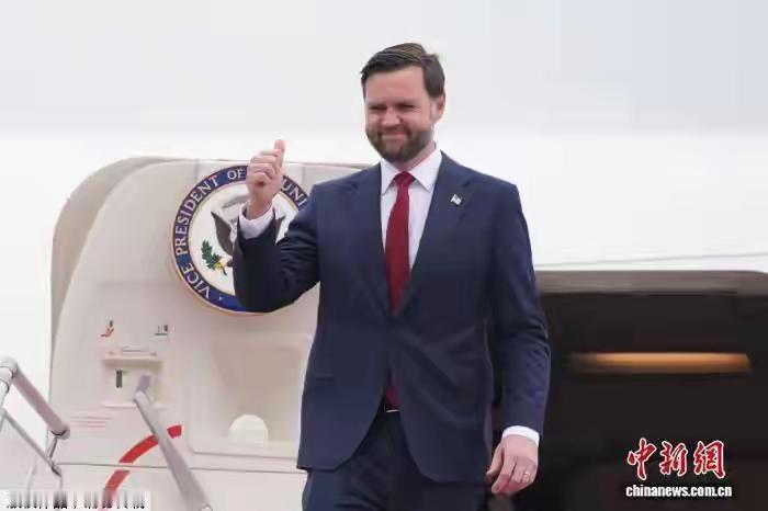 数艘美国海军舰船通过霍尔木兹海峡。

据美国方面11日消息，数艘美国海军舰船当天