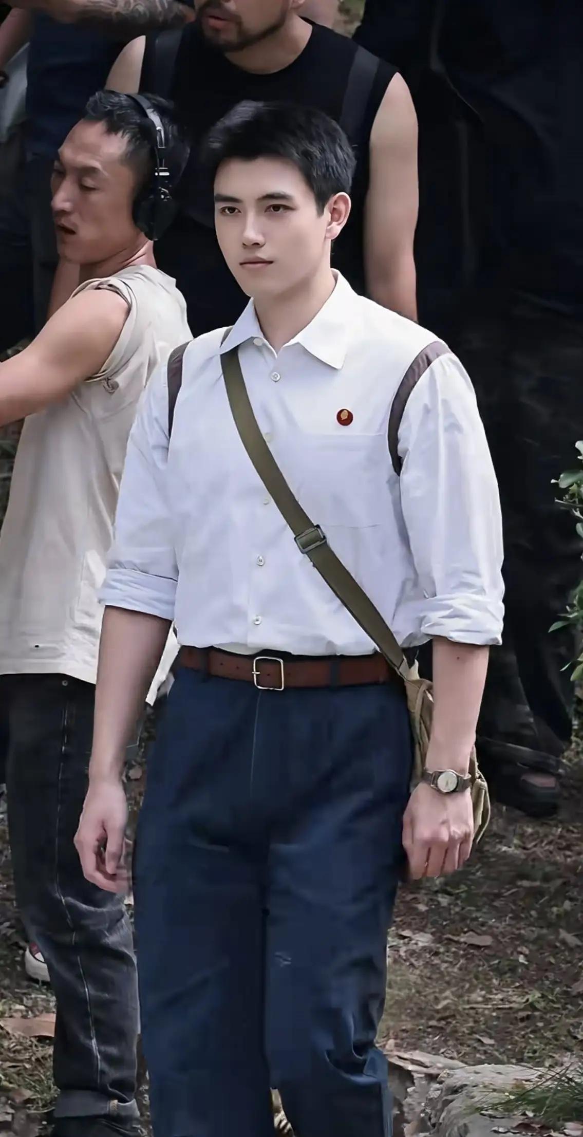 陈飞宇这小伙子是真挺让人感慨的——才25岁，手里已经攥着《献鱼》《皓衣行》《点燃