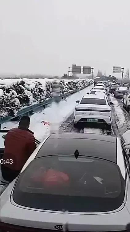 回家路上被堵在湖北路段，三天四夜动弹不得。看到很多人在网上叫苦连天，真的很同情他