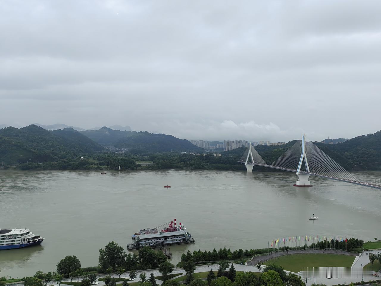 给师妹的第六封信！

山河万千，不及你眉眼半分

师妹： 
       见信如