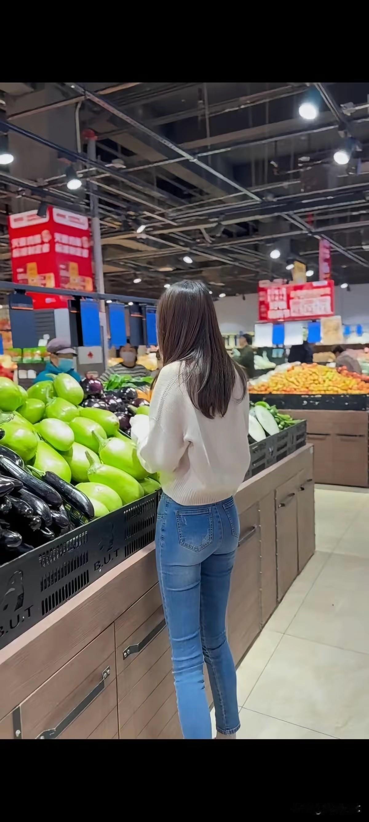 简约风穿搭，白色毛衣+牛仔裤，轻松自在逛超市