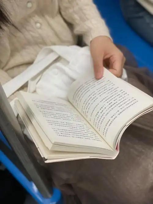 读书的最大意义，在于它能全方位重塑一个人。

从知识层面来看，读书是获取知识的重