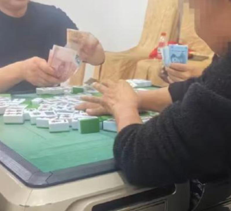 湖北，已婚男子对婚姻生活厌倦了，让哥们给自己介绍了个的女子，他哥们还挺有人脉的，