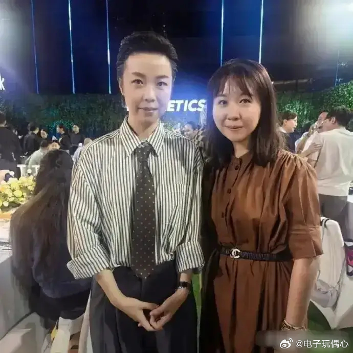 这真的是张怡宁吗？变化好大呀，她竟然笑了...... 