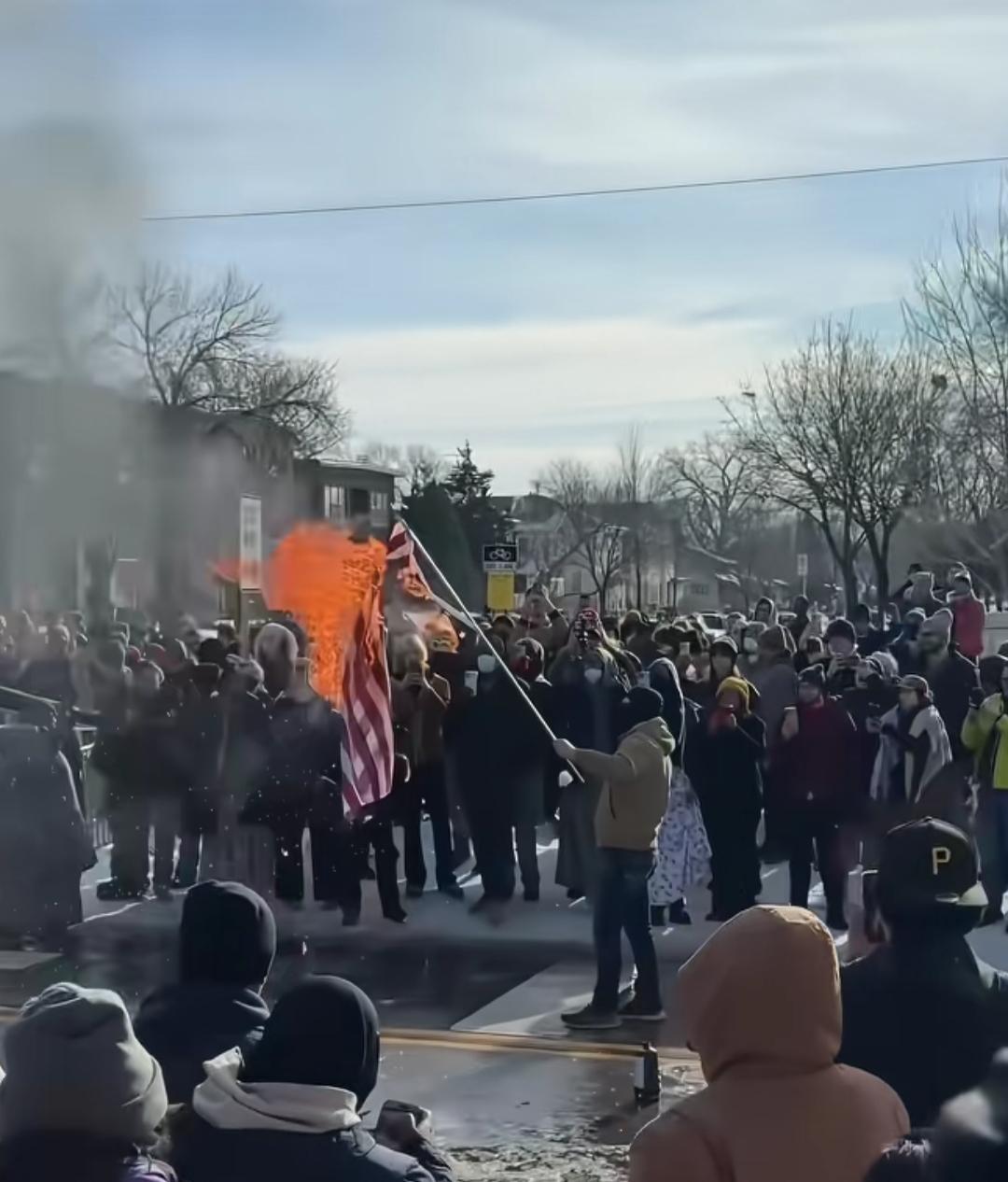 明尼苏达这事，
在美国不算事的，
周六周日人们上街吼两嗓子，
拿雪球砸砸美国警察