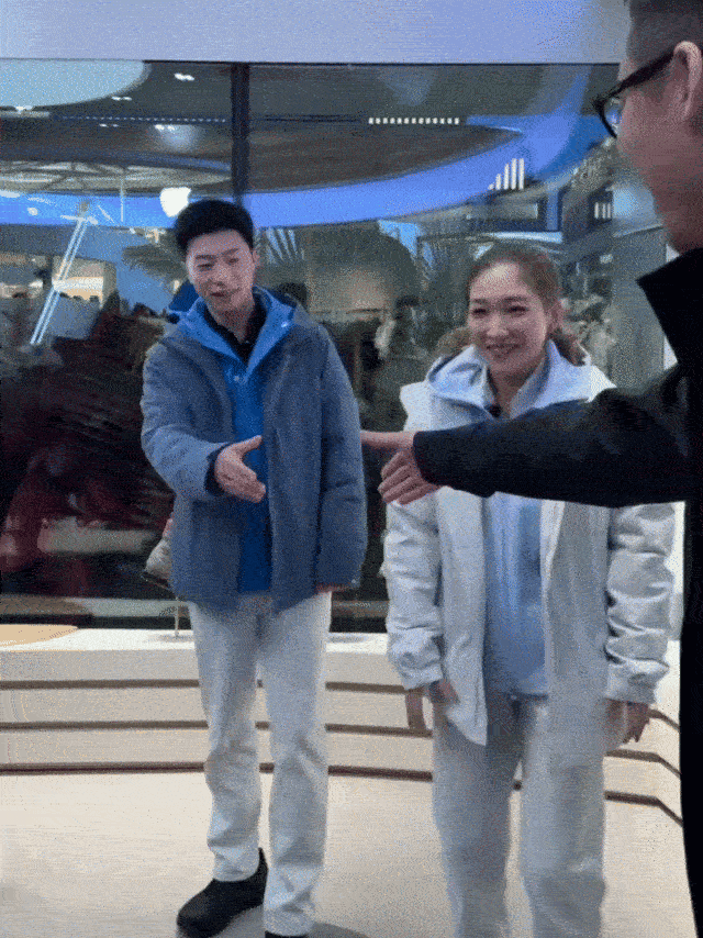 哇哦，居然看到了马龙跟刘诗雯一起出席活动了，两人再次同框出现可是时隔好久了，离开