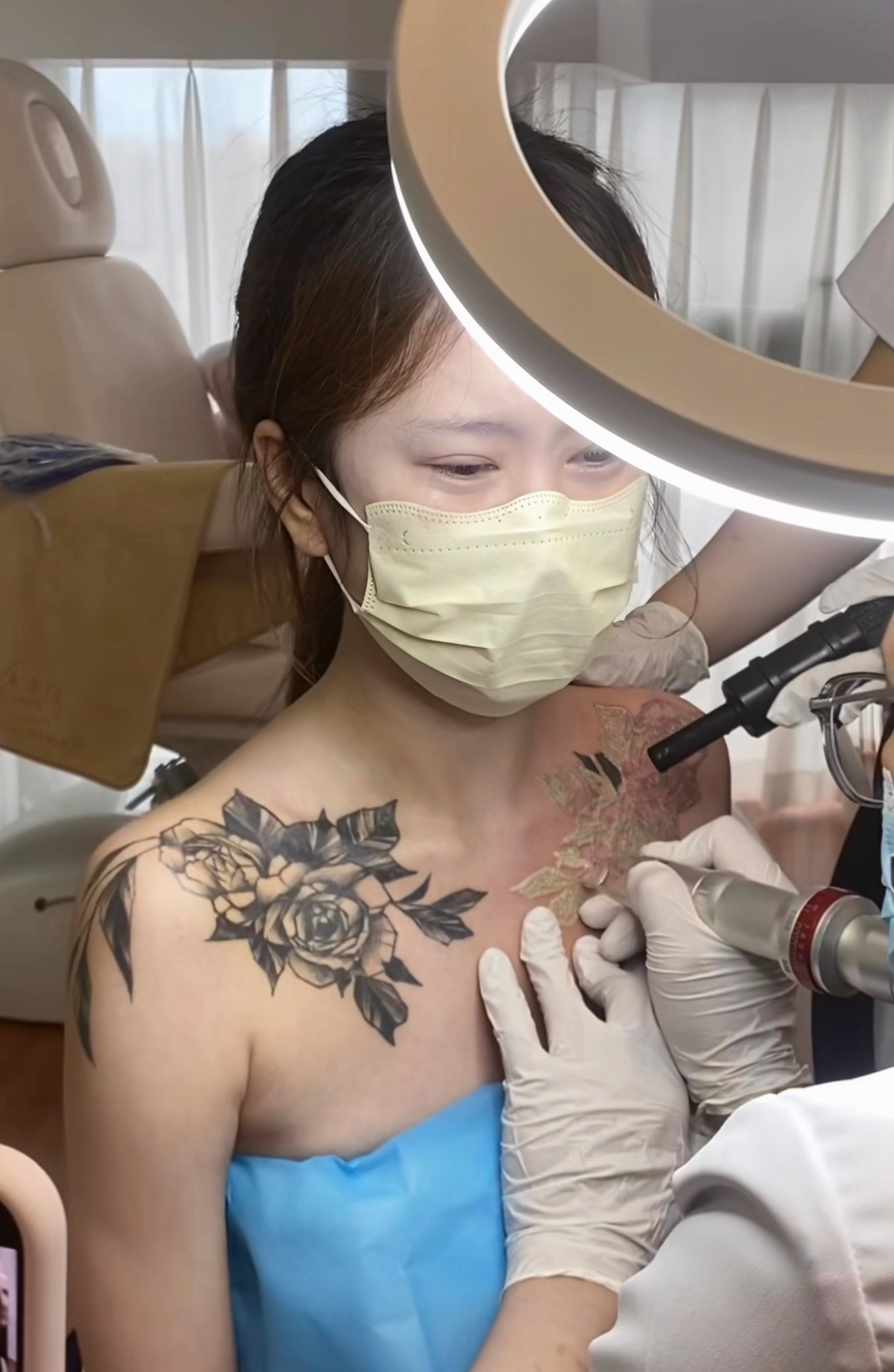 我的一哥们，年轻时候喜欢纹身，胳膊上纹龙，背上纹鱼，现在特别后悔，夏天穿衣服都尴
