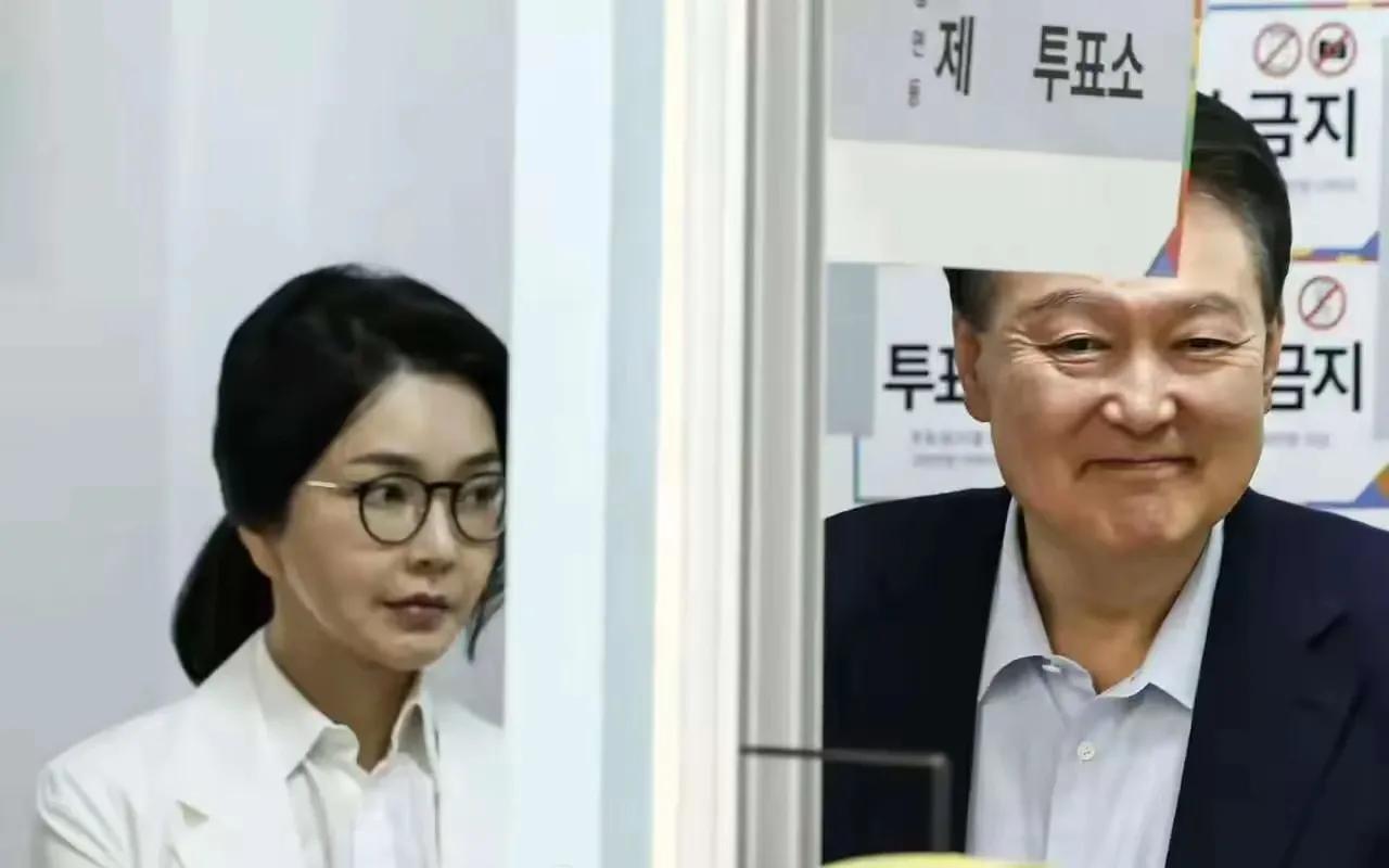 韩国特检组惊奇地发现对尹锡悦的传唤、审理和对金建希的传唤审理简直是天壤之别，这时