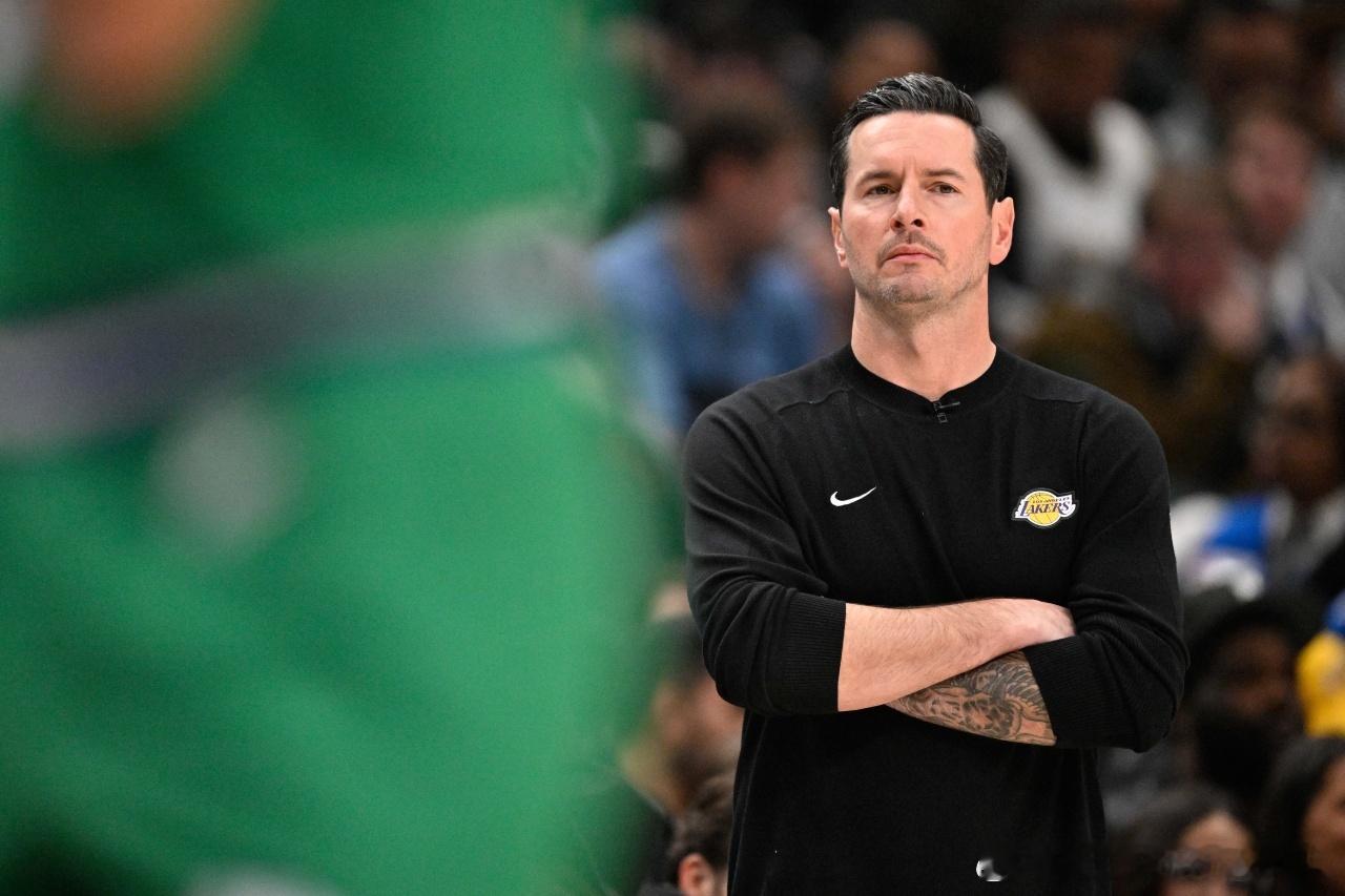 2月24日 昨天，湖人以89-111不敌凯尔特人。湖人本赛季打联盟前10球队战绩