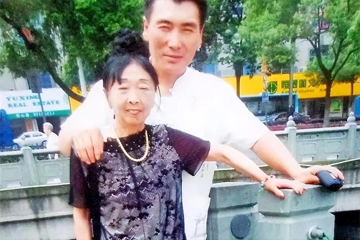 家住辽宁锦州的马玉琴和李玉成是一对饱受争议的夫妻，马玉琴比丈夫李玉成整整大了32