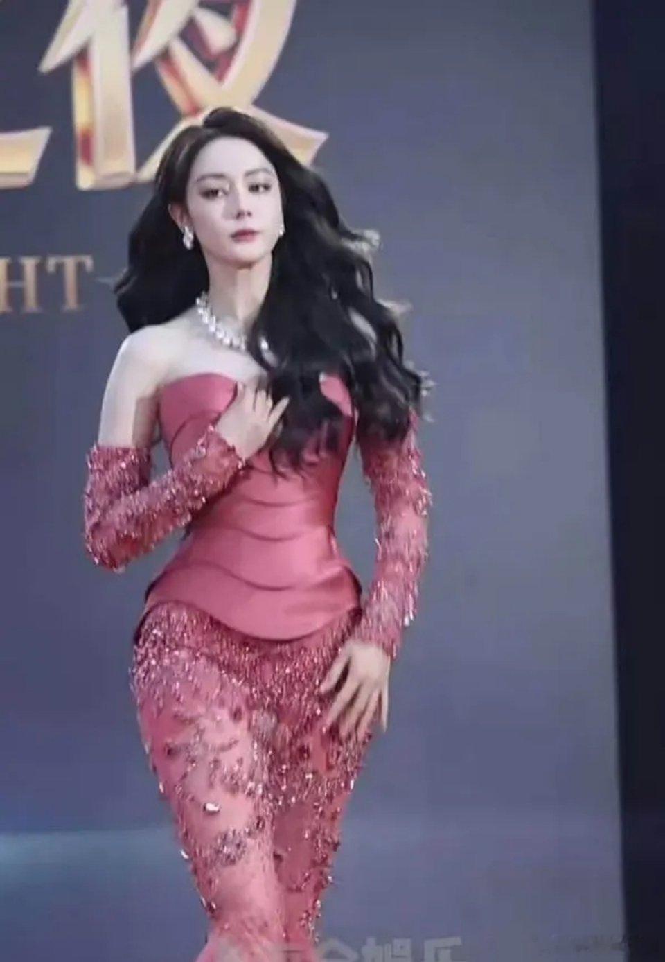 热巴真的是在糟蹋自己的脸，这衣服真的很土 