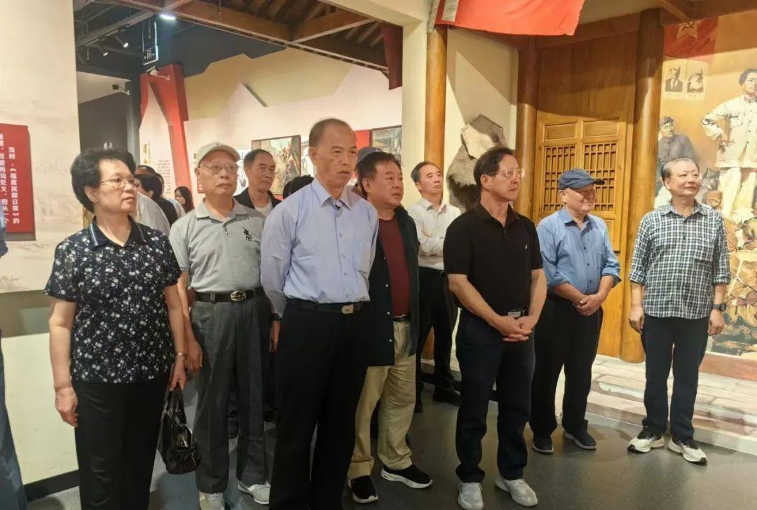 最近明溪县来了一波大佬级的人物考察调研，他们去了档案馆、非遗馆、制药公司，还深入