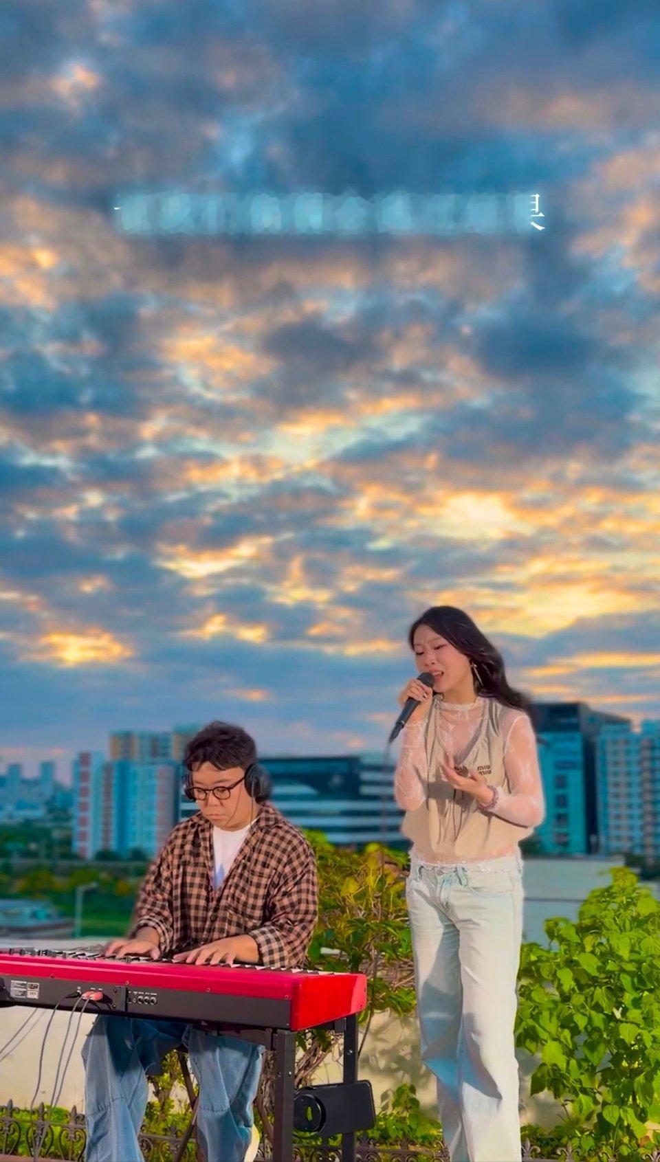 沈佳润天台演唱就骗我一次沈佳润在天台唱《就骗我一次》，刚好赶上漫天晚霞，这氛围真