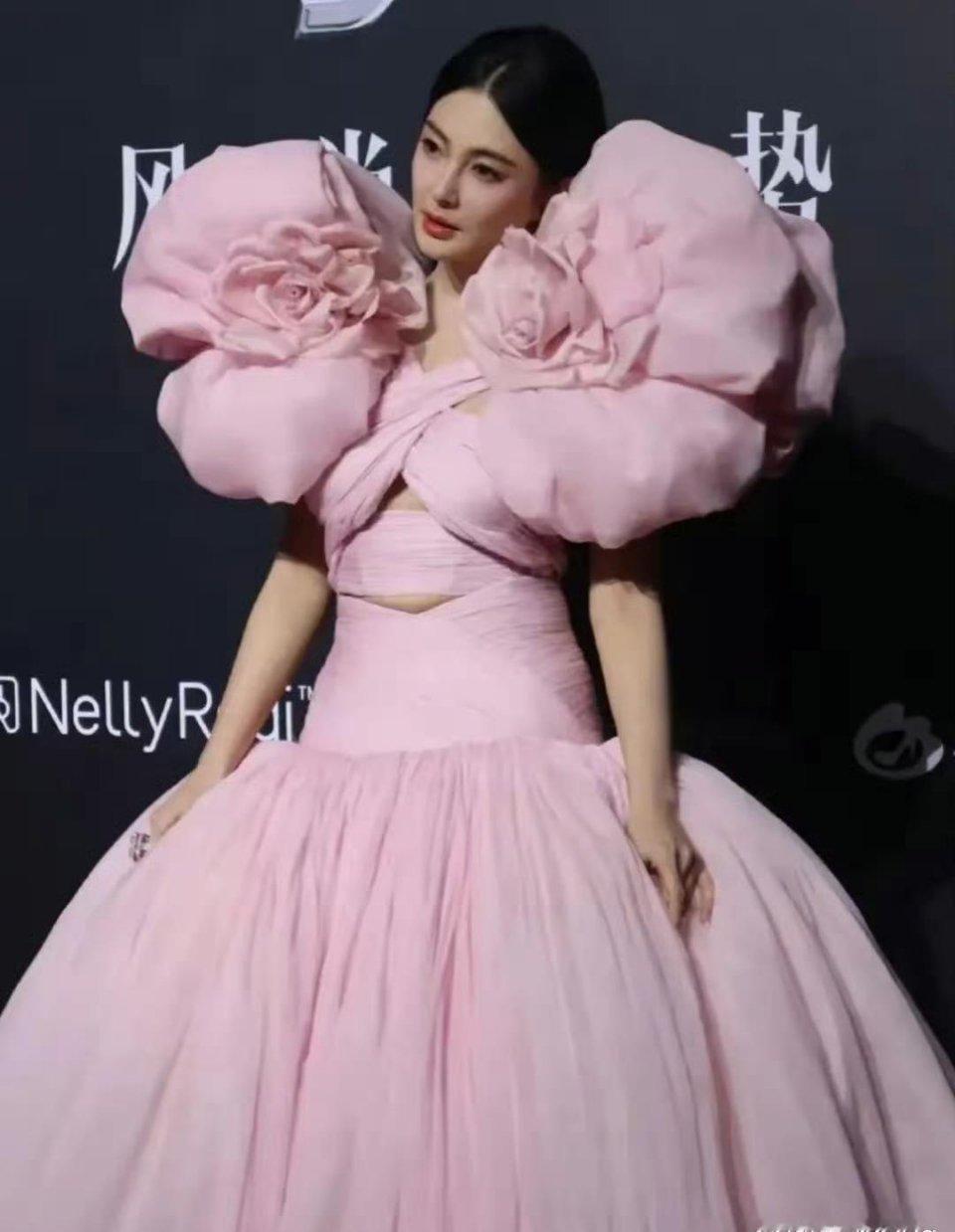 张雨绮这礼服中间的带子是不是嘞太紧了 
