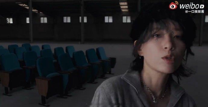 李斯丹妮封闭货车里跳舞 李斯丹妮就是会玩！把舞台搬进封闭货车跳舞，这独特创意没谁