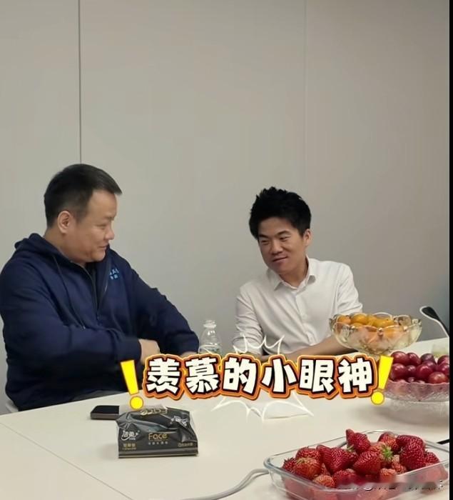 《人民文学》账号精彩访谈花絮。
宁浩导演整理《人民文学》专属外套，董宇辉完全不隐