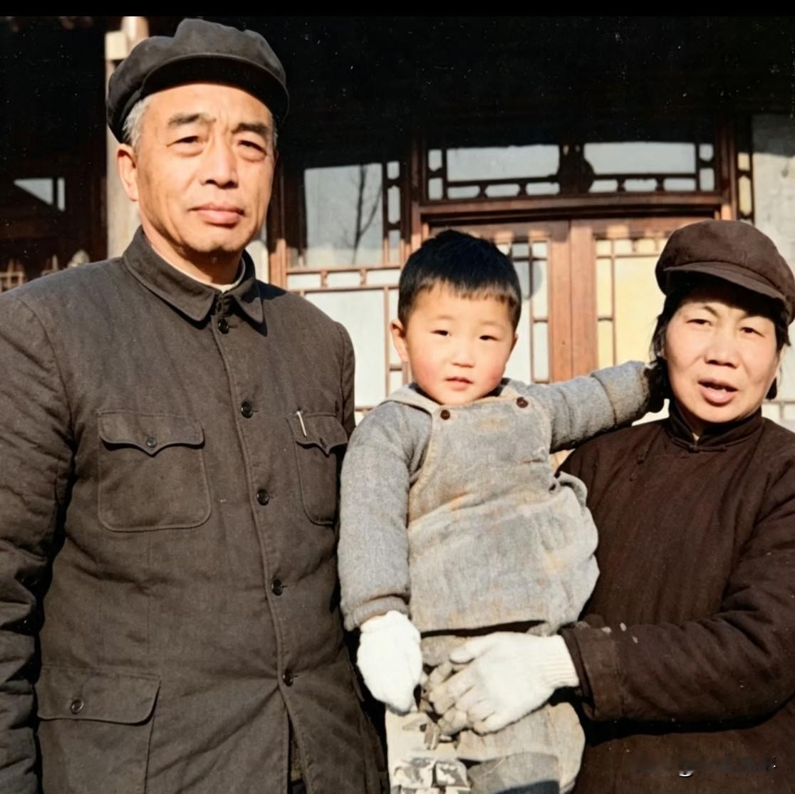 彭老总没有亲生子女 ，而他两个弟弟均为革命烈士，1940年就牺牲了。留下8个侄子