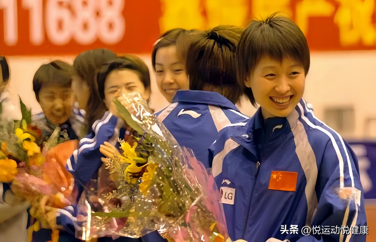 还有谁还记得照片里前面的这位国乒女神？
曾因恋爱被国家队开除，面对日本乒协的高薪