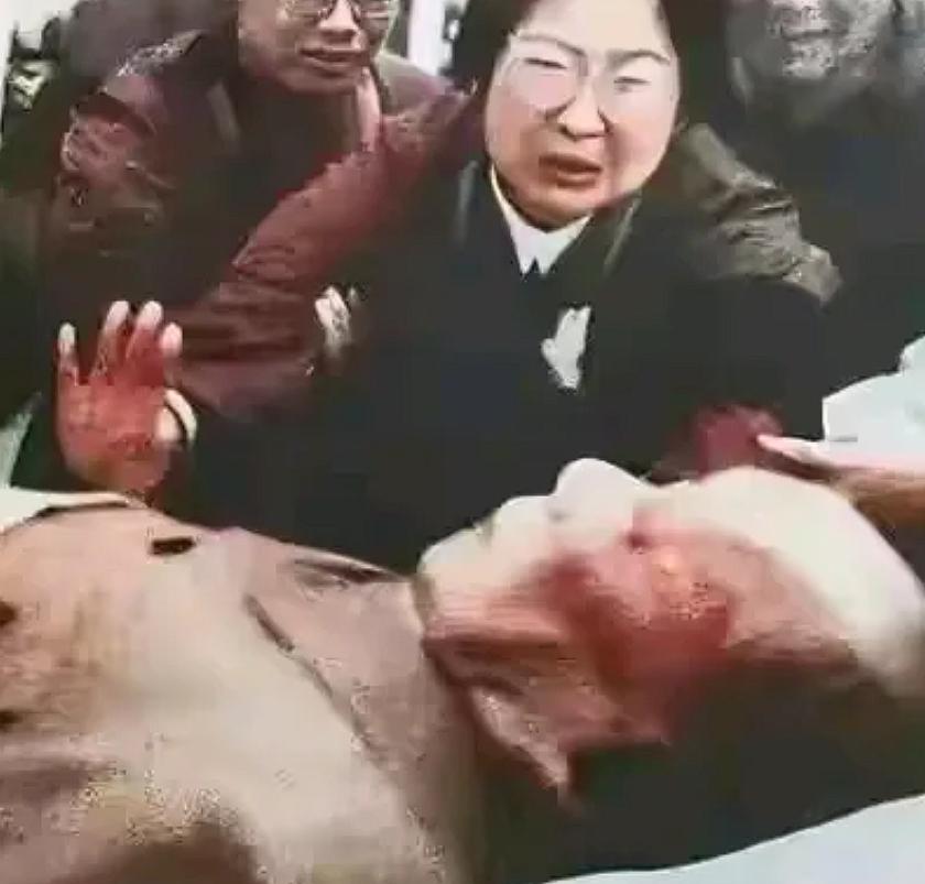 1976年9月9日，李敏哭着扑向父亲，她不停地哭喊着：“爸爸，我是娇娇啊…”
 