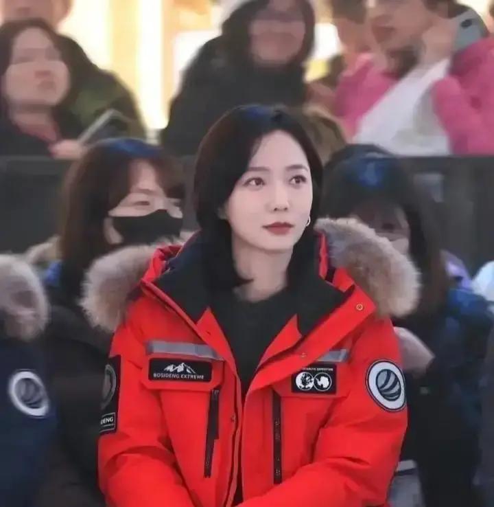 肉色丝袜卖断货了
 
王珞丹把这条旧单品穿成热搜第一。秀场早就盯上它，Chane