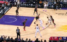 布克中距离打铁，多森姆反击上篮，太阳62-83落后公牛“缩影”
北京时间1月23