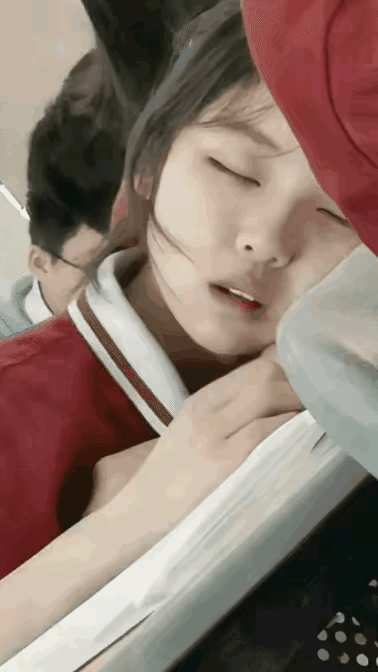 轻点儿，别把她吵醒了，看她这副没吃够的样子，正睡得香呢。🐱