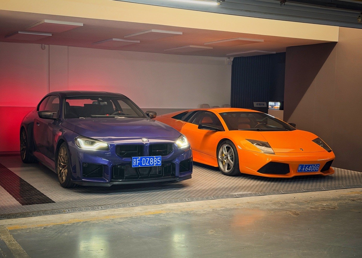 车库已然变得花里胡哨…… 欣哲频道宝马m2cs