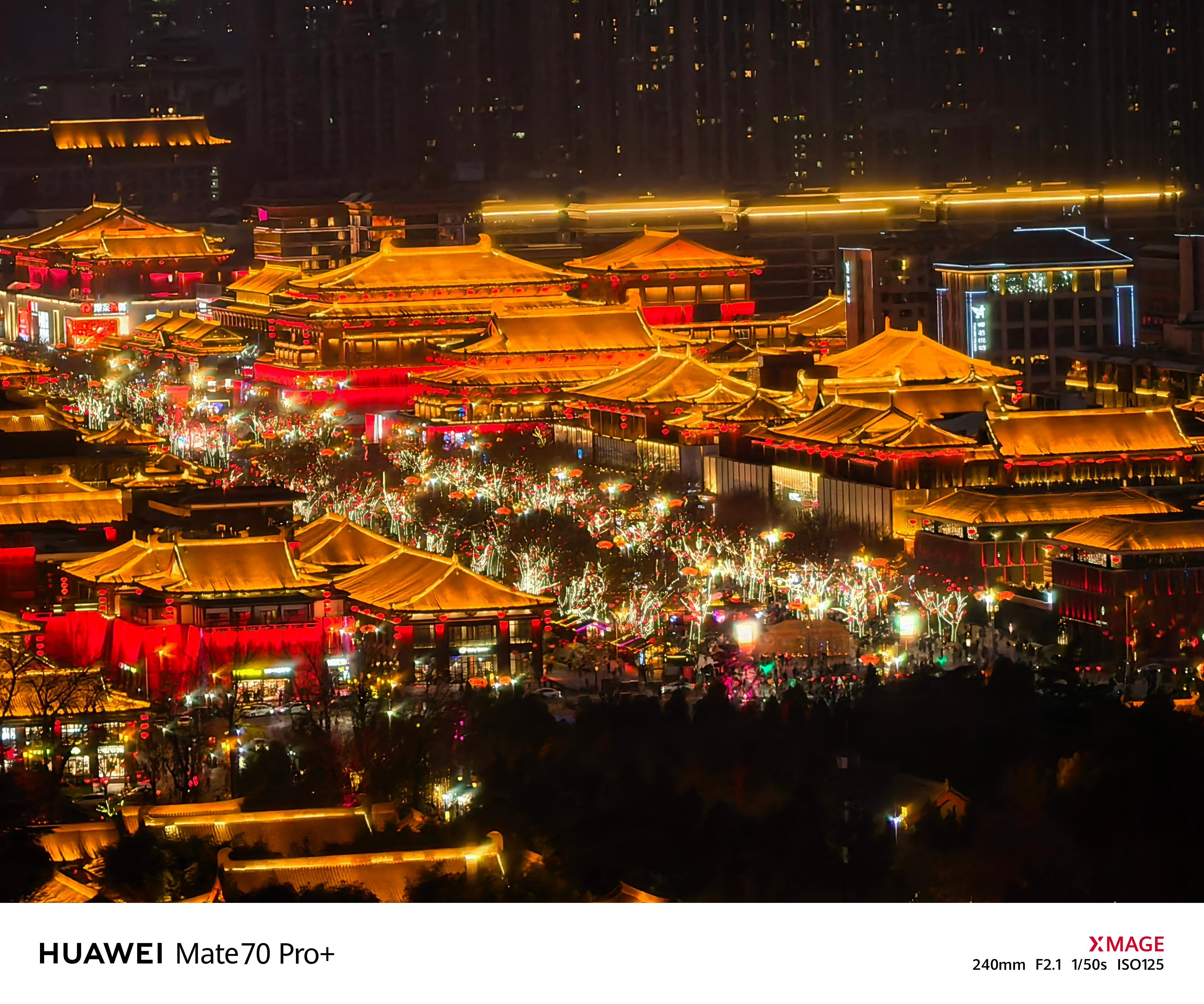 夜晚的大唐不夜城街道两旁那些古老建筑搭配上现代灯光，走一步就像在穿越历史，这气氛