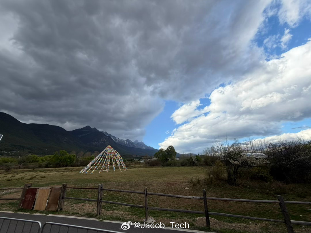 人在丽江准备看发布会蓝厂也是真的豪，直接在户外搭棚开发布会 