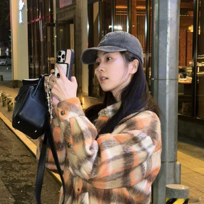 #白鹿渐变格纹套装#白鹿渐变格纹套装时尚吸睛，秋冬造型多变，每次亮相都能带来独特