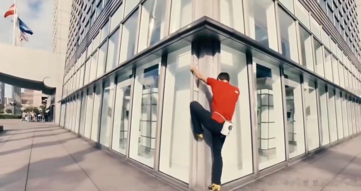 Alex徒手攀登台北101塔的起步点，已经被路人打卡到被掰弯，现在围起来了 