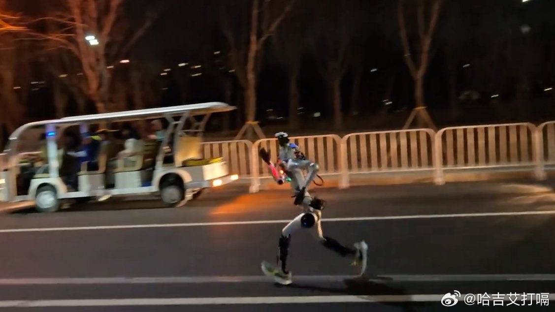 凤凰新闻【人形机器人半马测试，全长21公里，今年速度显著提升，还穿上跑鞋了】人形