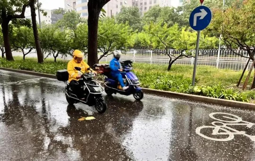 外卖小哥浑身湿透迟到，顾客不仅没差评，顺手把本想给差评的奶茶递给了他

就在刚才