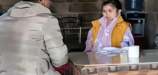 泪目！陕西一男子爱上了女网友，千里迢迢去表白，没想到，女孩是双腿残疾，靠捡废品维