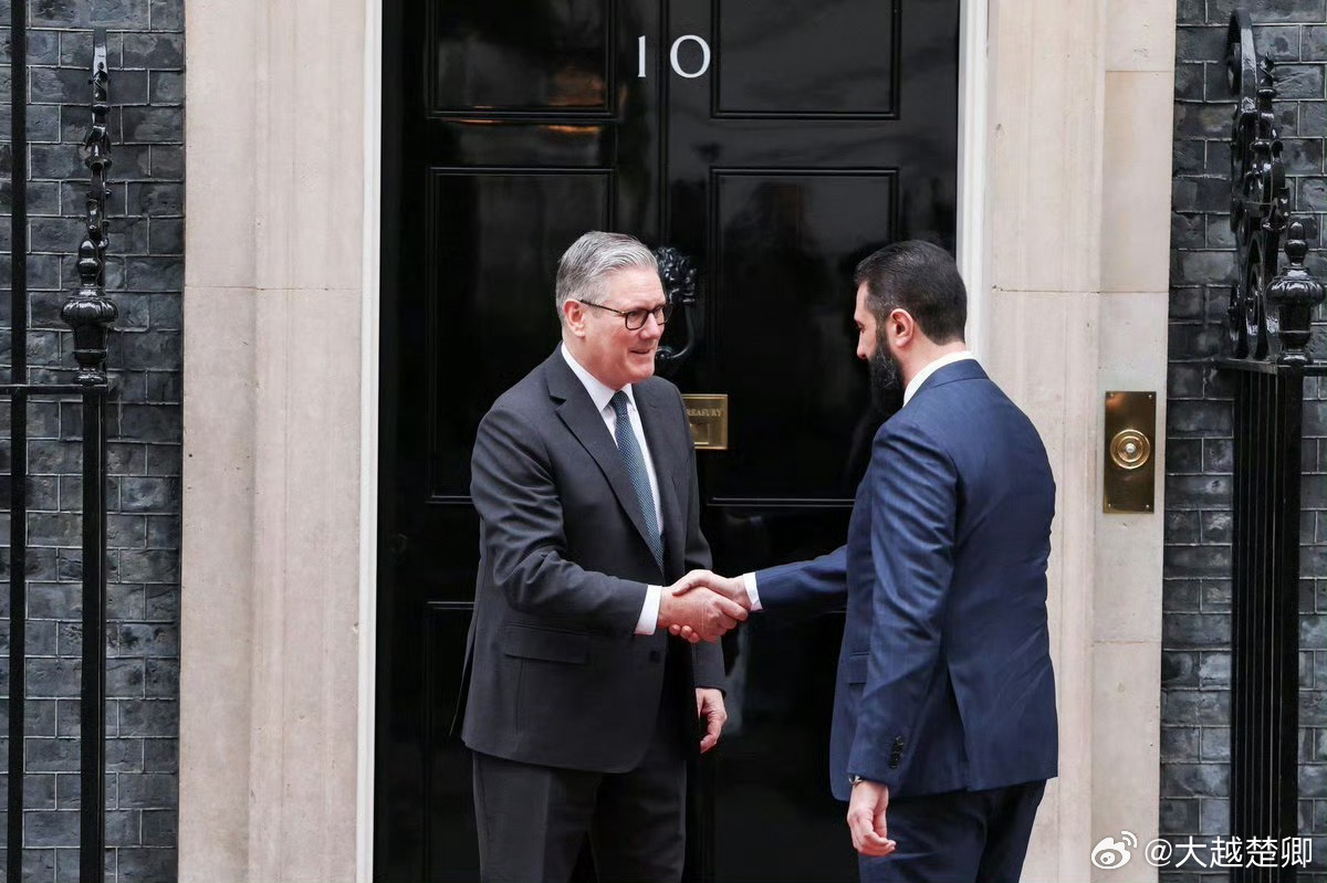 叙利亚朱拉尼访问英国，会晤英相斯塔默。 