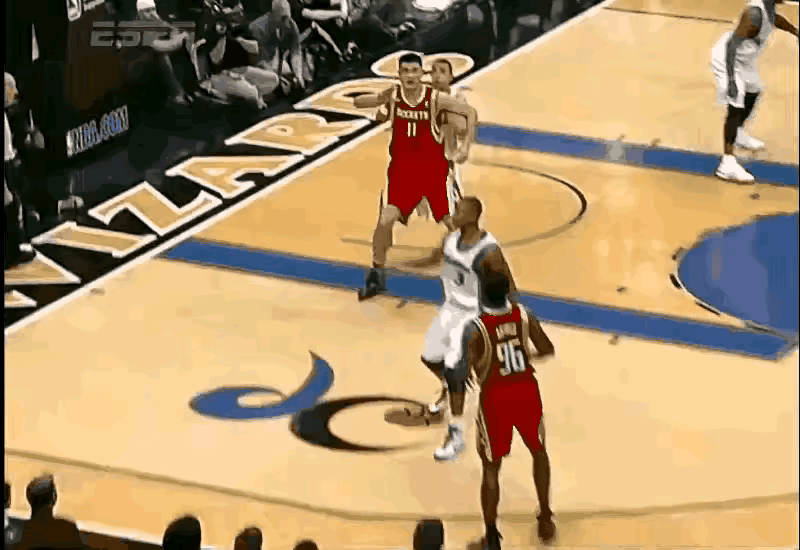 健康的姚明有多恐怖？
篮下麦基顶防，姚明要位成功，张手要球。
三分线外，阿泰斯特