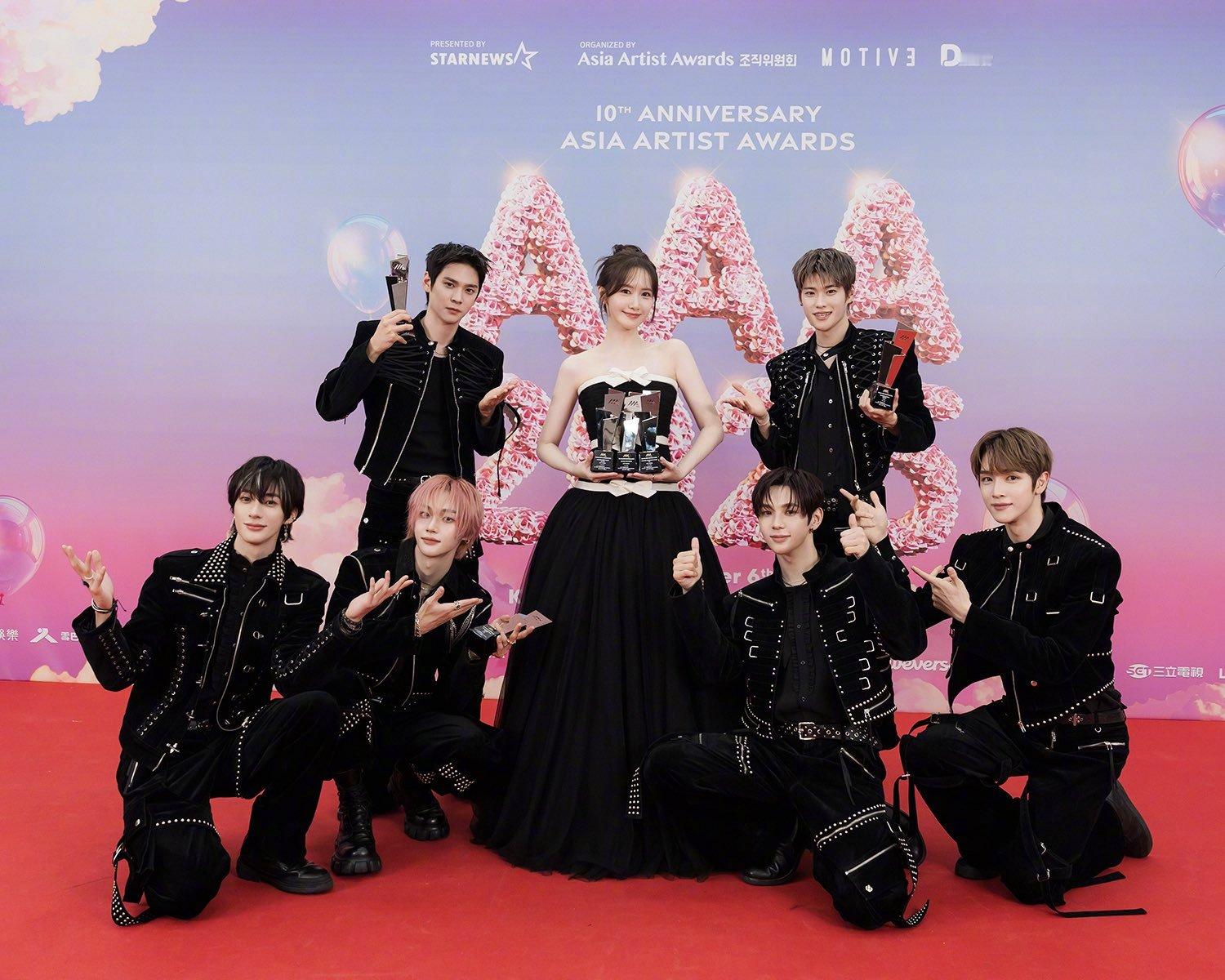 【Twi】昨日AAA颁奖礼红毯中的林允儿与RIIZE合影，超有爱的SM前后辈~R