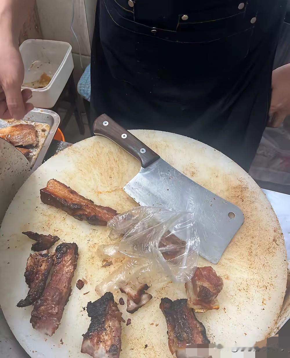 我61岁，每天自己买菜做饭，从来不吃路边摊上的热食，

我身边很多人喜欢吃路边小