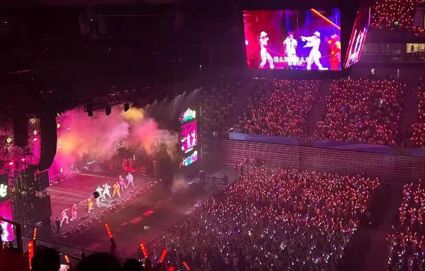 你们谁去劝劝大张伟
讲真的首先这辈子没看过这么快乐的演唱会，其次谁家好人演唱会一