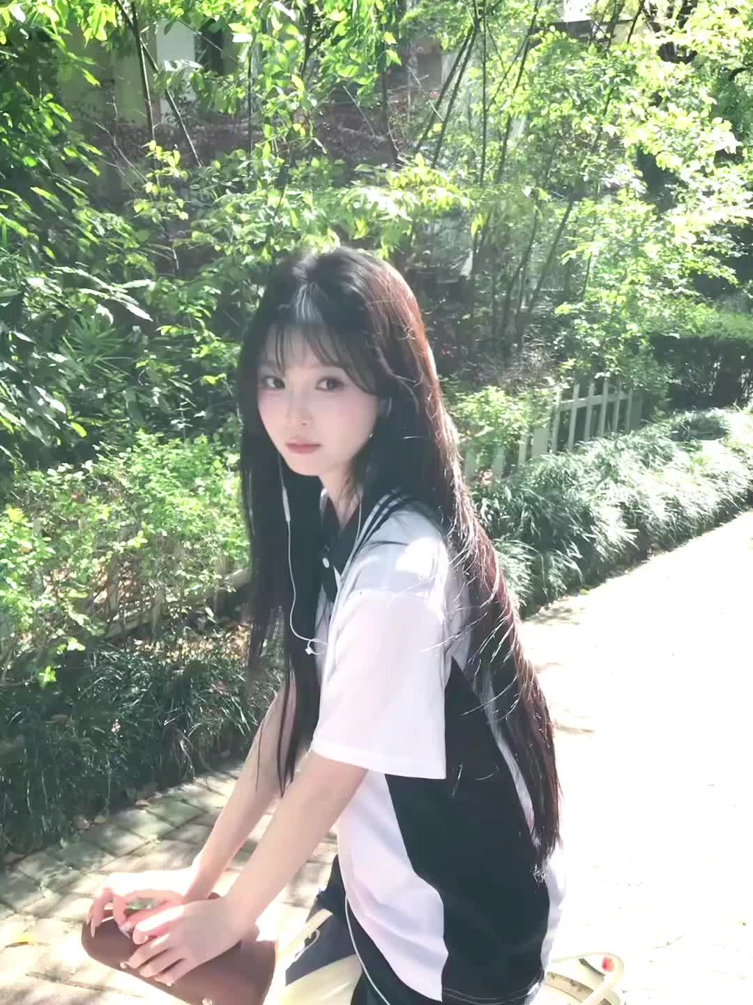 亲爱的朋友，我希望你像阳光一样明媚，不要流泪