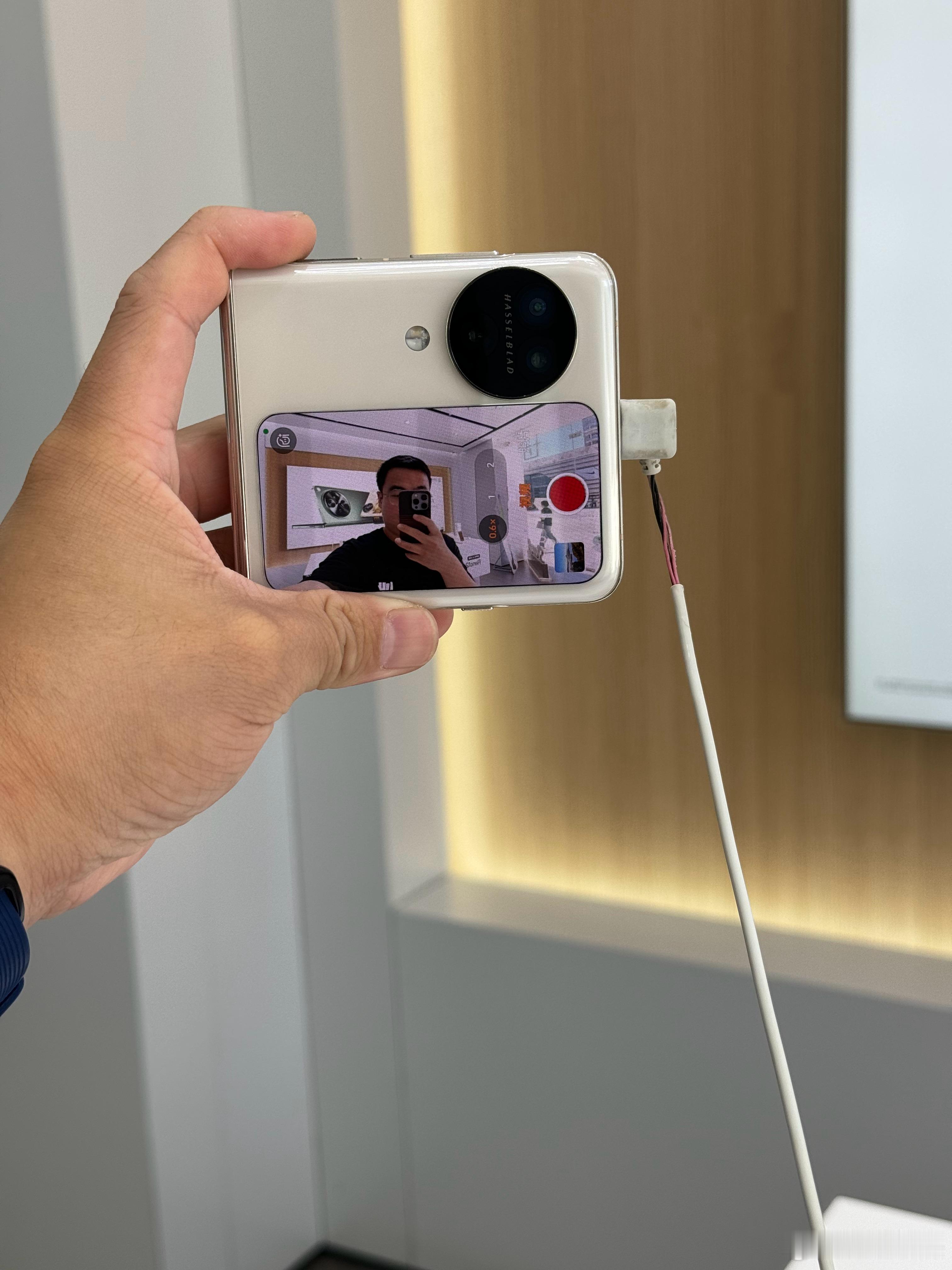 又去看了OPPO、VIVO、华为和荣耀四家的小折叠啧啧，外屏+广角+60帧+10
